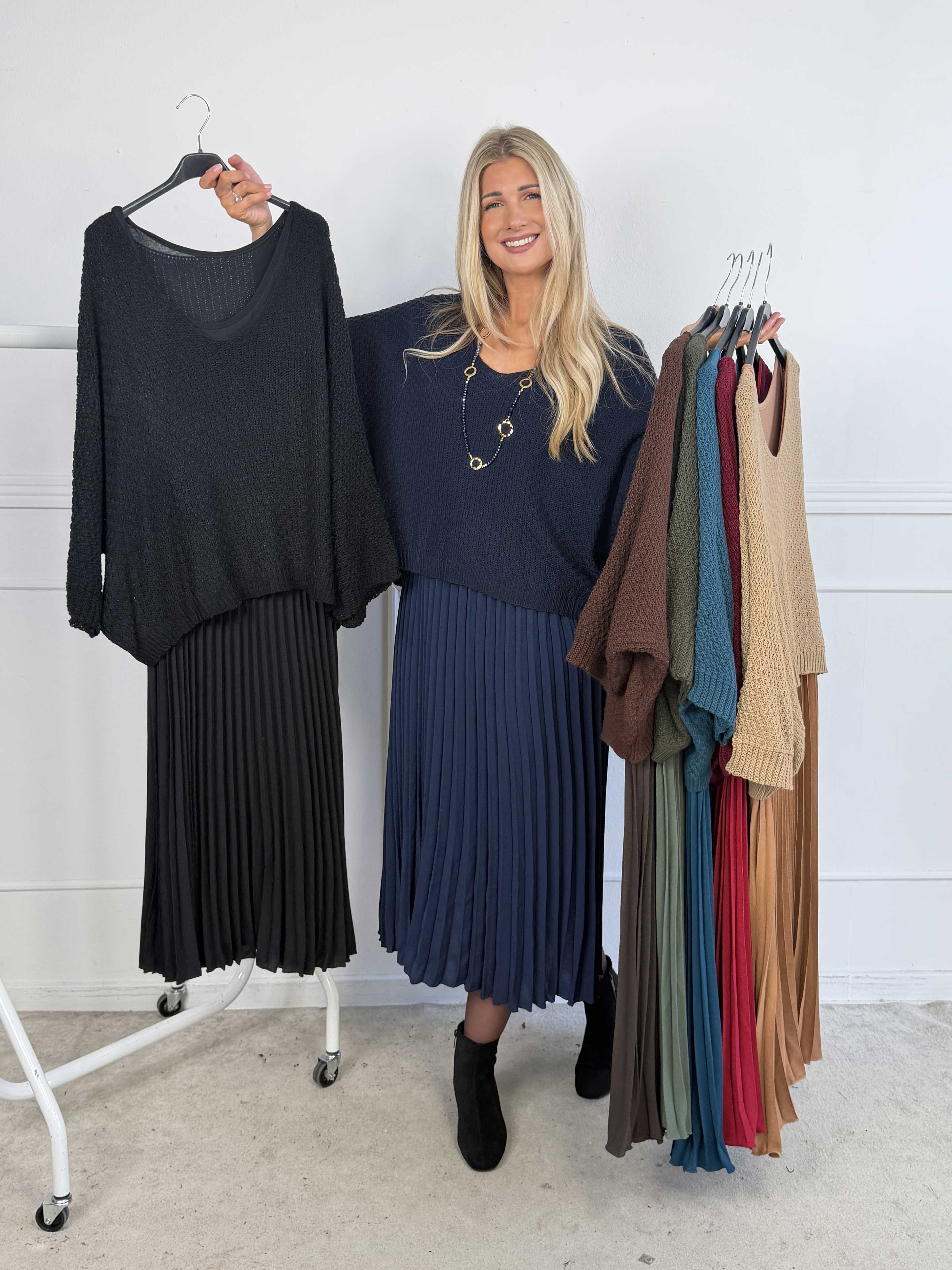 Nanna – Elegant tvådelad klänning i viskos med veckad kjol och matchande stickad överdel.